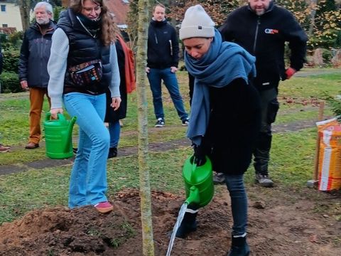 Bezirksstadträtin Dr. Saskia Ellenbeck bei der Pflanzaktion in Lichtenrade Ende November 2025.