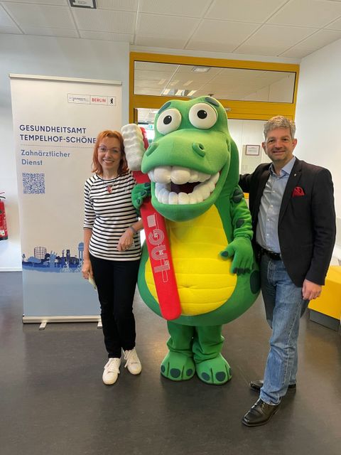 Amtsärztin Dr. Sina Bärwolff, Kroko und Bezirksstadtrat Oliver Schworck am Tag des Gesundheitsamtes 2025