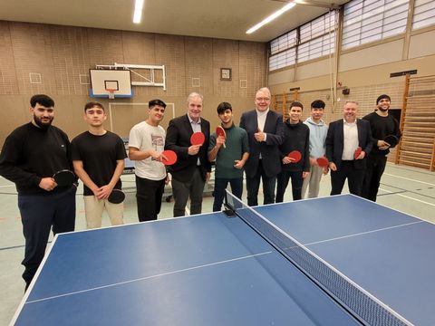 Gemeinsam an der Platte: Stadtrat Muschner (5v.r.) und Abgeordneter Dregger (4.v.l.) besuchen das Tischtennis-Projekt in Reinickendorf-Ost. (Bild: BA Rdf)