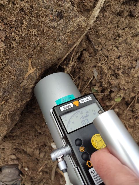 Untersuchung von Bodenmaterial auf erhöhte Dosisleistung durch radioaktive Kontamination; der ersichtliche Wert ist im Bereich des natürlichen Untergrundes und deutet auf keine Belastung mit radioaktiven Stoffen hin. (Bild: SenMVKU)