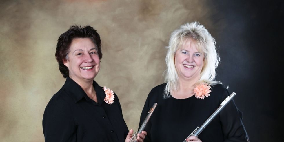 Das Farbfoto zeigt die beiden Flötistinnen Christine Rehle und Mariana Wittkowski mit ihren Instrumenten im Halbprofil abgebildet.