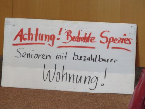 Plakat Bezahlbarer Wohnraum für SeniorInnen