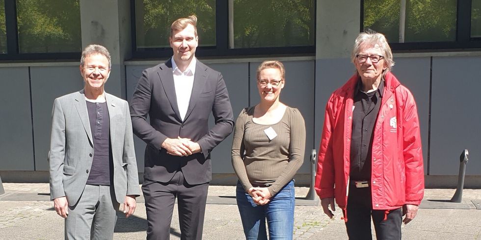 Max Kindler, in Vertretung Stadtrat für Arbeit, Ramona Wittmer, Bezirksbeauftragte für Gute Arbeit, Jörn Rieken vom Deutschen Gewerkschaftsbund und Harald Henzel, stellvertretender Leiter vom Landesamt für Arbeitsschutz, Gesundheitsschutz und technische Sicherheit vor dem Dienstgebäude Yorkstraße