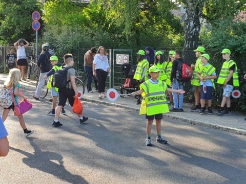 Schülerlotsen im Einsatz (Bild: BA Reinickendorf)