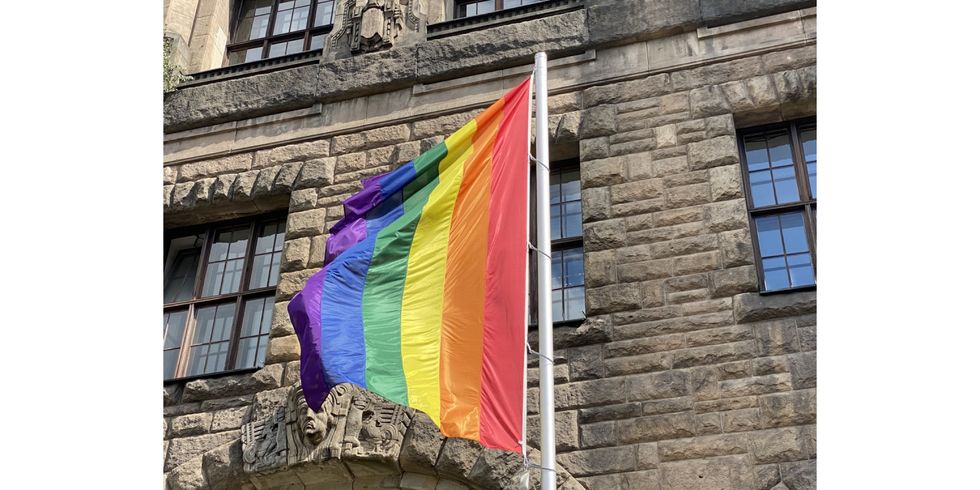 Regenbogenflagge vor Rathaus Charlottenburg