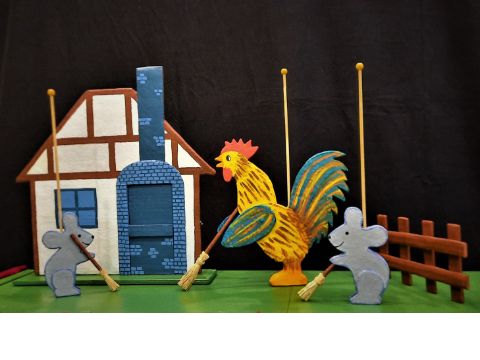 Szene aus dem Figurentheater mit Haus, Hahn und zwei Mäusen