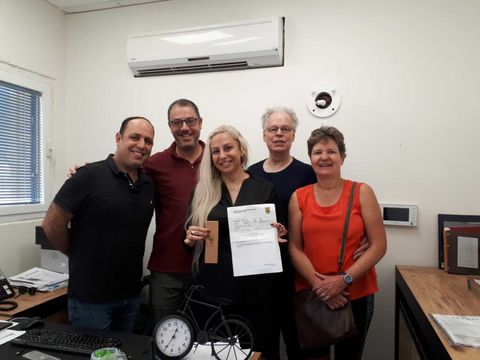 Jan Kutscher mit Gemahlin (1. und 2. von rechts) zusammen mit Michael Siman Tov (1.v.l.), Dorel Abramovitz (2.v.l.) und Gita Botera (Mitte)