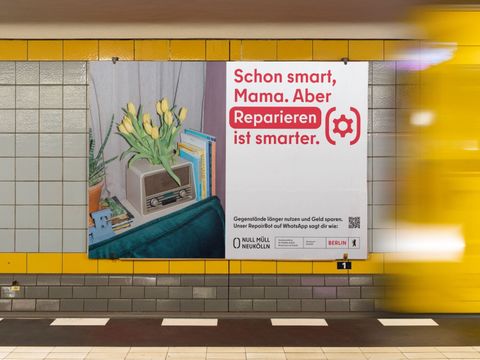 Werbeplakat der Müllkampagne „Null Müll Neukölln“ in einem U-Bahnhof