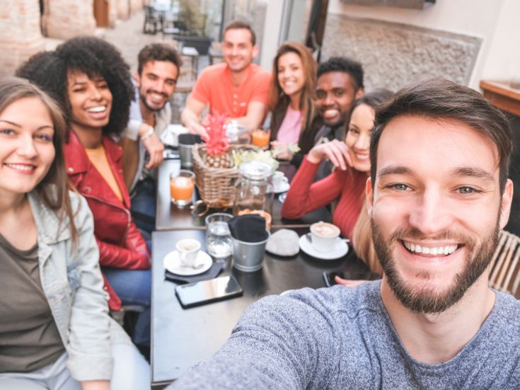 Freundeskreis beim Kaffee trinken