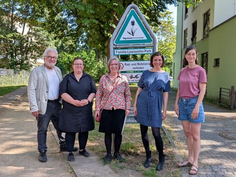 Am Freitag, den 29. Mai 2026, wurde die Grünanlage zwischen Ullsteinstraße, Mariendorfer Damm und Markgrafenstraße in Mariendorf offiziell in Familie-Lewissohn-Park benannt.