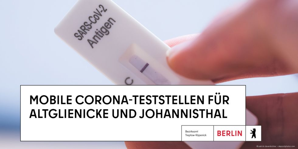Hand hält Corona-Schnelltest