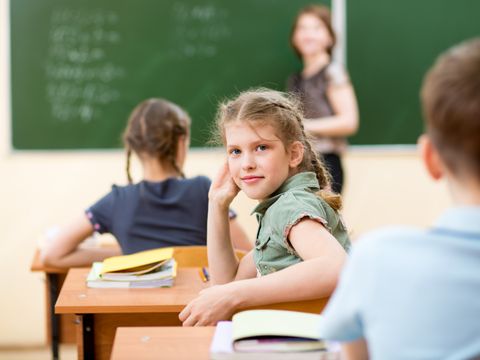 Schülerin im Klassenraum