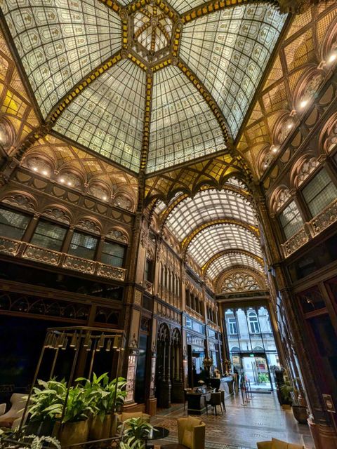 Blick in die "Pariser Passage", Innenstadt Budapest