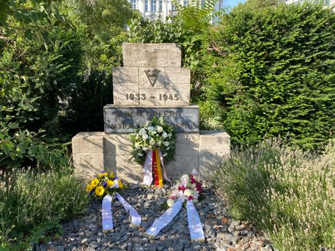Gedenkstein Steinplatz, breit