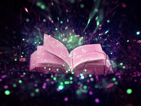 aufgeschlagenes Buch mit rosa Seiten, drumherum leuchtende pinke und grüne Punket