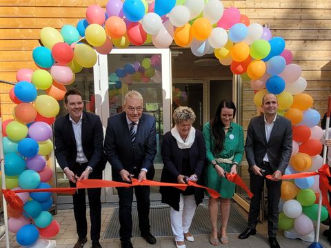 Staatssekretär für Bildung Alexander Slotty, Schulstadtrat Harald Muschner, Schulleiterin Heike Böttcher, ihre Stellvertreterin Djamila Bookhagen und Jan Herres von der Senatsbauverwaltung (v.l.) (Bild: BA Reinickendorf)