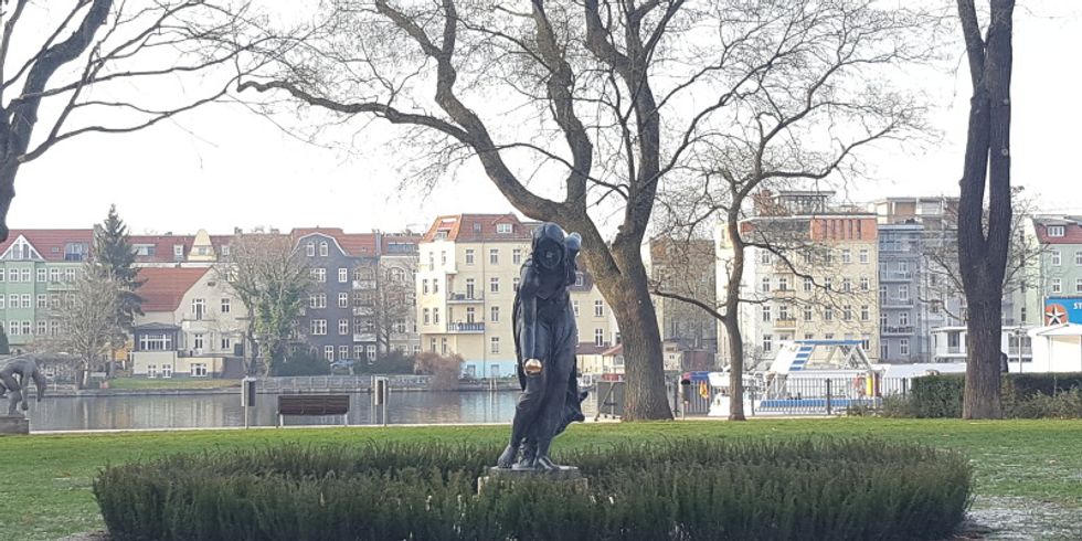 Kugelspielerin im Luisenhain