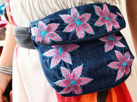 Modedesign I: Ein Kind mit selbstgenähter Bauchtasche. (Bild: © Jugendkunstschule Pankow)
