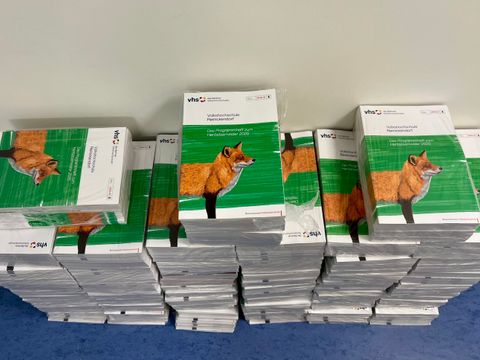 Bereit zum Mitnehmen: Das Neue Programmheft der VHS.