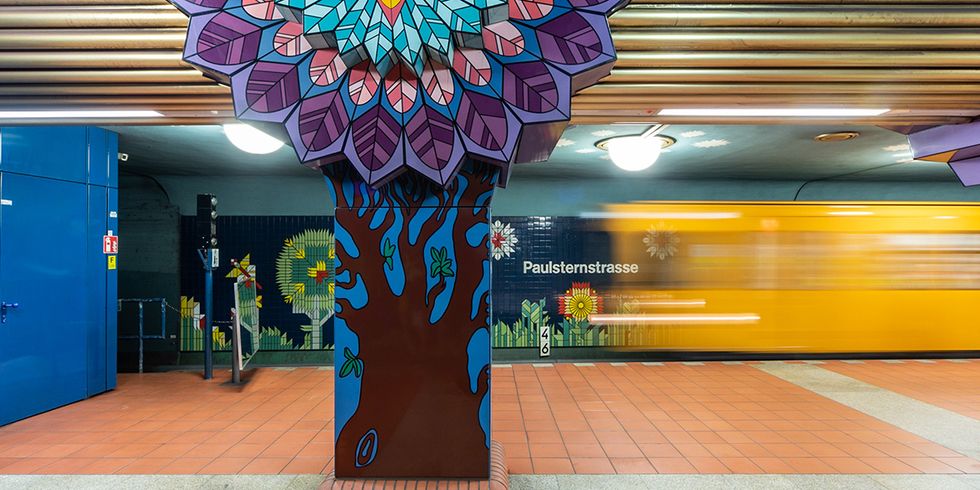 Als Baum gestalteter Pfeiler im U-Bahnhof Paulsternstrasse