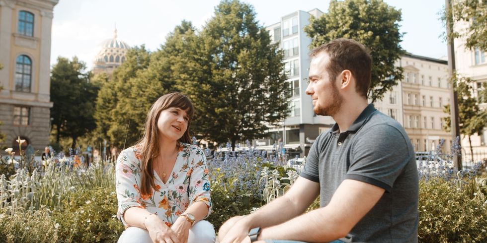 Mitarbeitende im Gespräch
