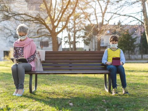 Großmutter und Enkel durch soziale Distanzierung getrennt