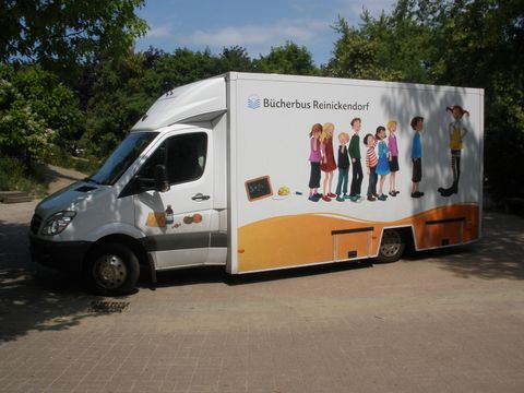 Der Kleine Bücherbus von der Seite