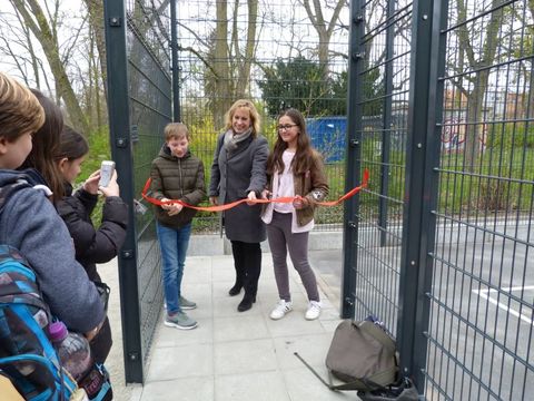 Bezirksstadträtin Katrin Schultze-Berndt (CDU) eröffnet mit Kindern der Peter-Witte-Grundschule den neuen Bolzplatz. (Bild: Bezirksamt Reinickendorf)