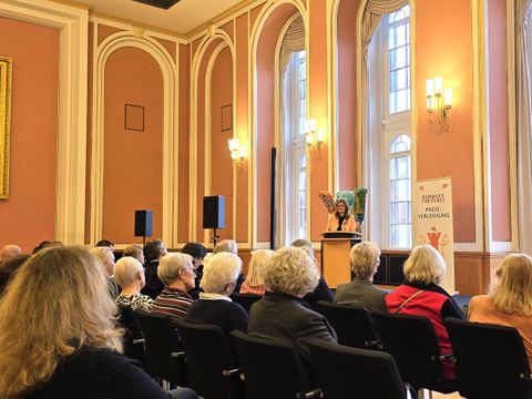 Die Staatssekretärin Christina Henke, die früher selbst als Lehrerin tätig war, hielt das Grußwort zur Preisverleihung