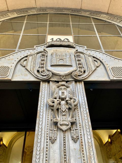 Göttin Athene, hier am Eingang des Rathauses Charlottenburg zu sehen.