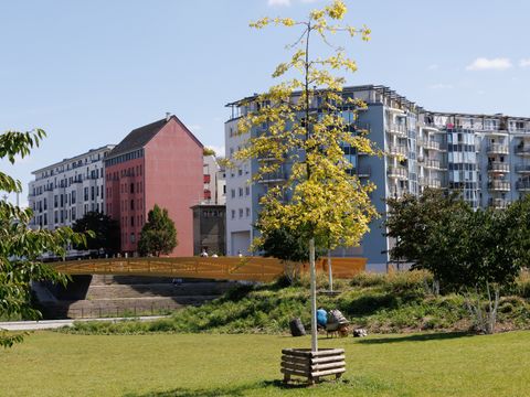 Otto-Weidt-Platz mit Blick auf den Golda-Meir-Steg