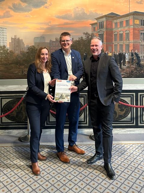 Von links nach rechts: Daniela Riedel (HOWOGE), Tobias Dollase (Mitte) und Mario Bade (SenBJF) freuen sich über die unterzeichnete Projektvereinbarung. (Bild: HOWOGE)