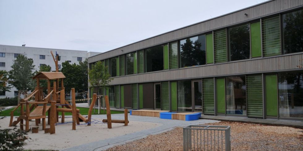 Übergabe MOKIB Kummerower Ring KiGäNo - Gartenfassade mit Außenbereich quer