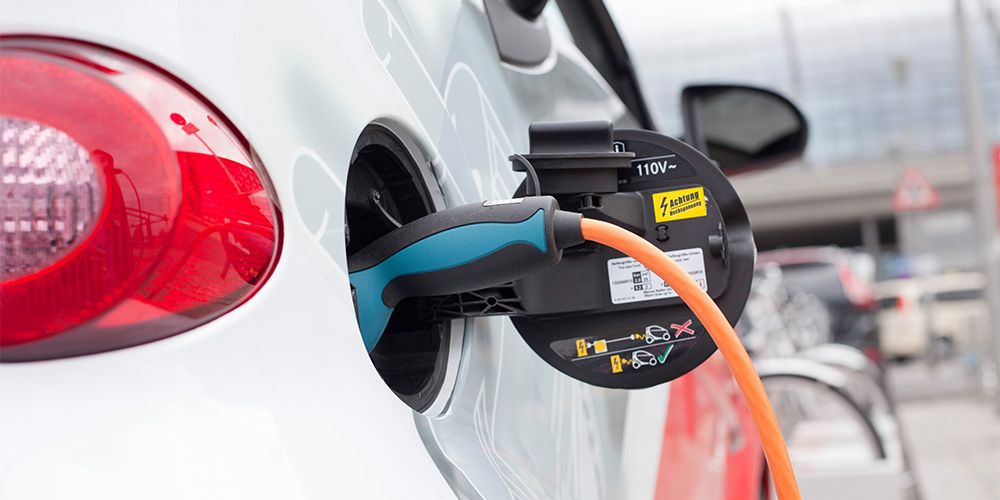 Elektroauto wird aufgeladen