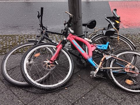 kaputte Fahrraeder am Straßenrand