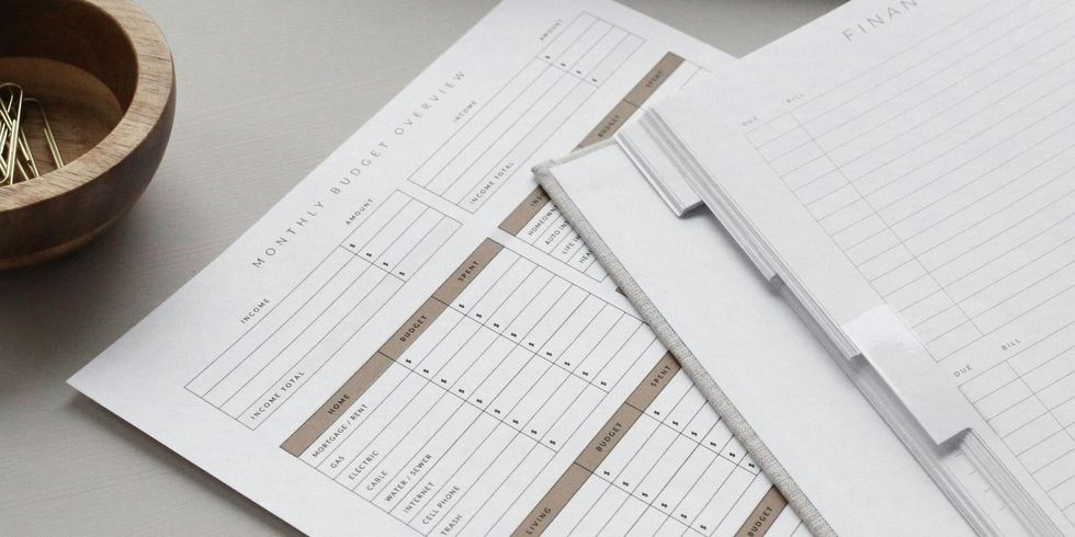 Berichtsunterlagen auf Schreibtisch