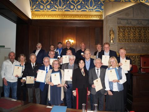 Bezirksbürgermeisterin Emine Demirbüken-Wegner und Bezirksstadtrat für Sport Harald Muschner zusammen mit der Jury und den Preisträgerinnen und Preisträgern der Dieter-Braunsdorf-Medaille im BVV-Saal. (Bild: BA Reinickendorf)