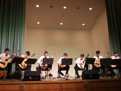 Gitarrenensemble Vielsaitig mit Leiter Vitaliy Schall