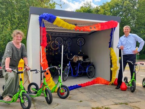 Schulstadtrat Tobias Dollase (r.) mit der Leiterin der Jugendverkehrsschulen in Reinickendorf Elke Buchmann (Bild: Bezirksamt Reinickendorf)