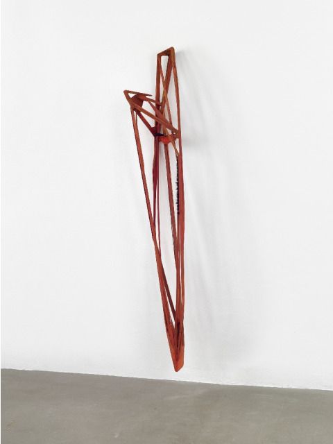 Pomona Zipser, Orange an der Wand, 2024, Holz, Strick, Bürste, Gummi, Farbe, 207 x 30 x 28 cm