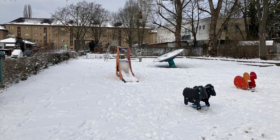 ein mit Schnee bedeckter Spielplatz