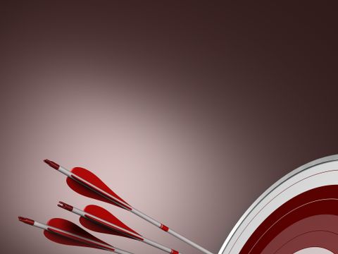 Drei Pfeile stecken in der Mitte einer Zielscheibe