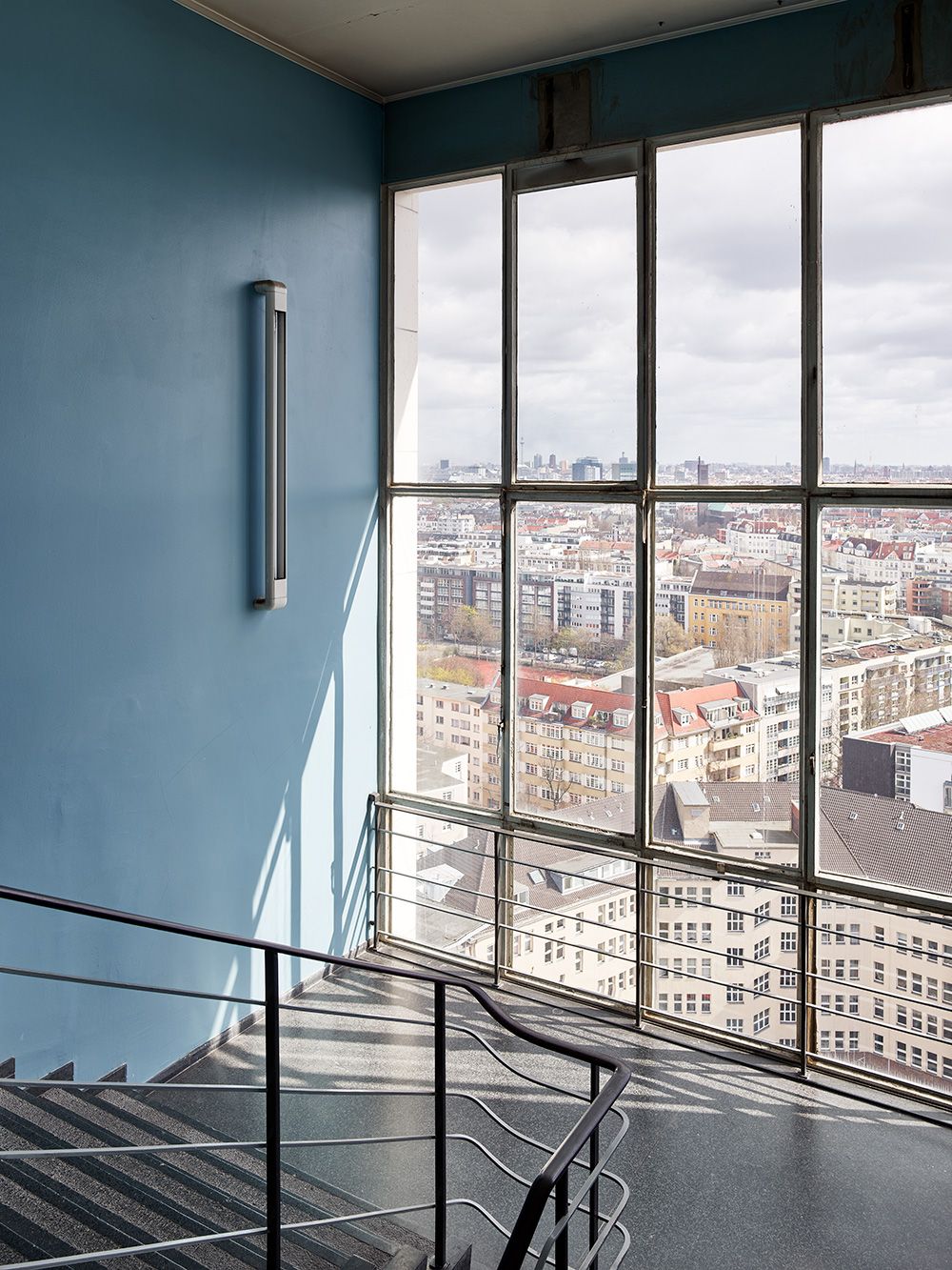 Blick aus dem Treppenhaus (17. OG) in Richtung Nord-Osten auf die Stadt Berlin, April 2020