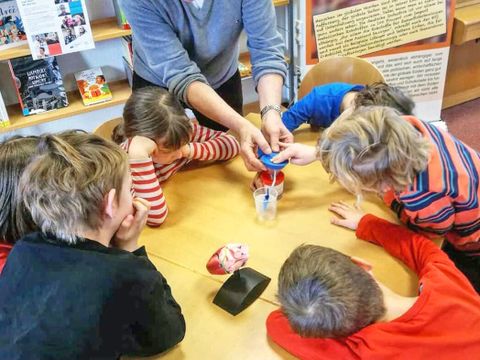 Kinder experimentieren in Buch