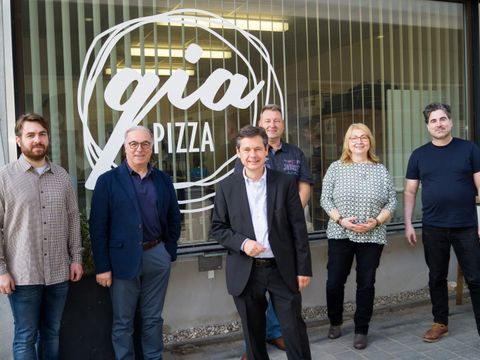 Von links: Ermanno und Andrea Giannini, Uwe Brockhausen (Wirtschaftsstadtrat), Christian George (Leiter der Wirtschaftsförderung), Margareta und Vincent Giannini (Bild: Bezirksamt Reinickendorf)