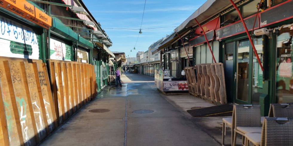 Foto Wien Markt mit hochgeklappten Paletten