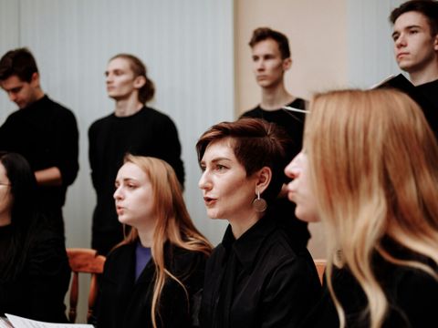 Bilder von Menschen, die im Chor singen