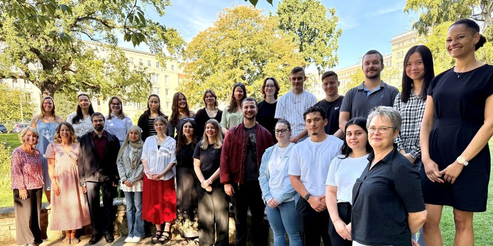 Gruppenbild der neuen Auszubildenden mit Regine Sommer-Wetter, Beate Schuran und dem Team des Nachwuchsmanagements.