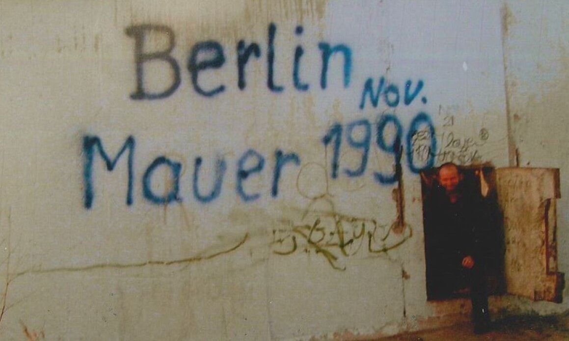 Eine Geheimtür in der Berliner Mauer