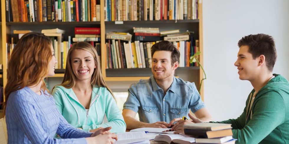 Studenten mit Büchern in einer Bibliothek